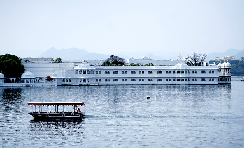 royal-udaipur-romances-the-rains