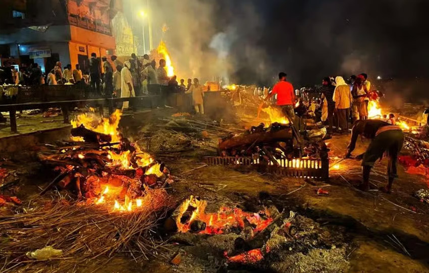 death-rebirth-in-banaras-night-walk