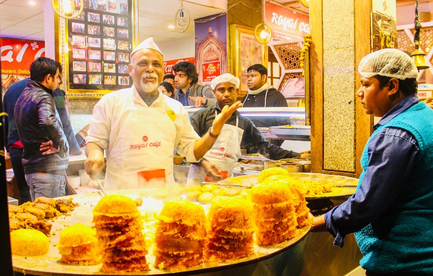 Local-street-vendor-food-walk-lucknow.jpg