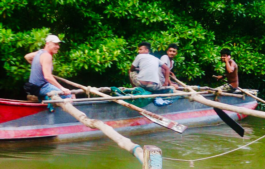 canoe-up-the-kapu-ela-canal-walk