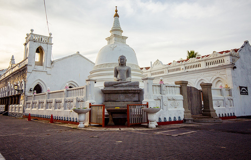 galle-fort-with-a-local