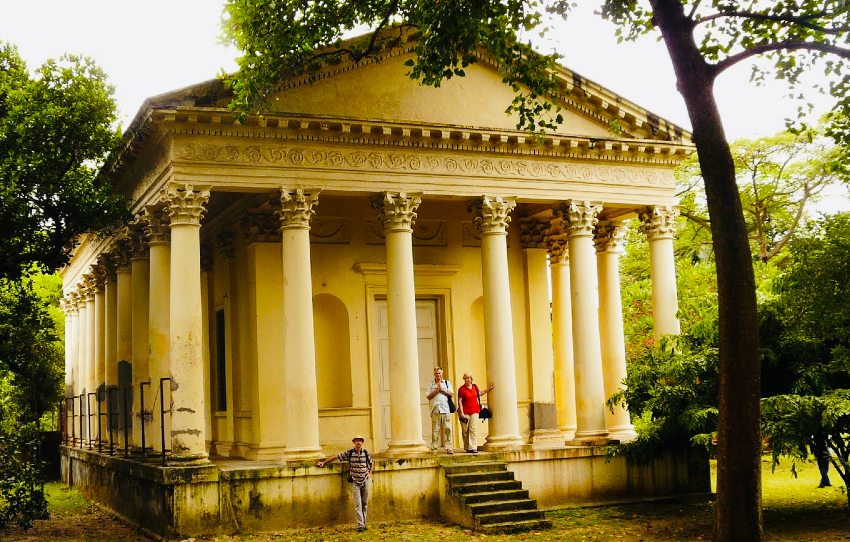 in-foots-of-raj-monuments-kolkata.jpg