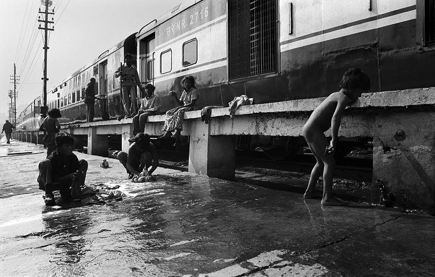kids-bathing-railway-station-chandni-chowk-photography-tour.jpg
