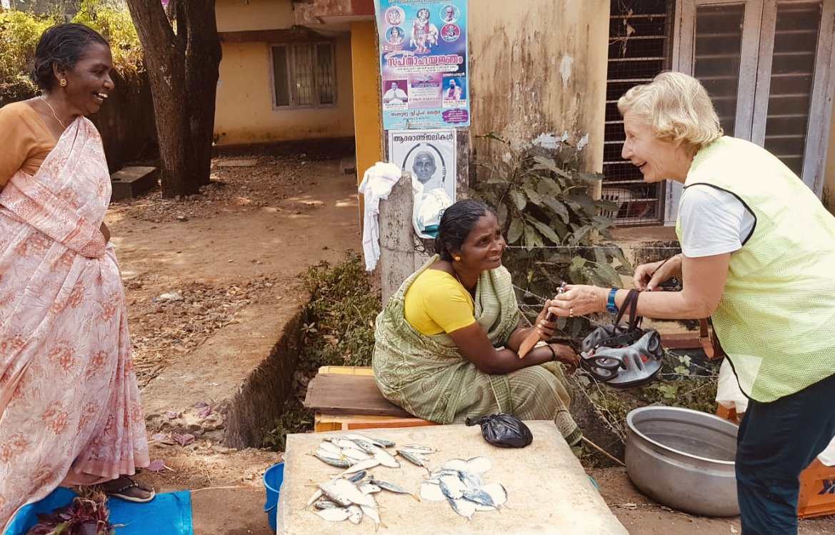 women-selling-fish.jpg