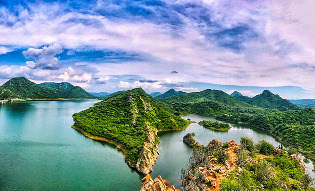 les-chuchotements-de-la-mousson-dans-les-lacs-d-udaipur-les-l-gendes-de-l-vasion-sous-la-pluie