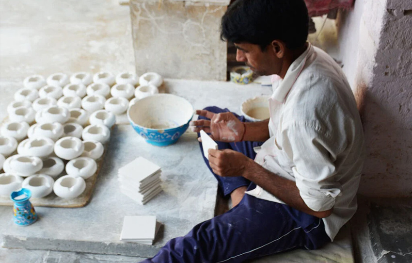 La-fabrication-de-la-poterie-bleue