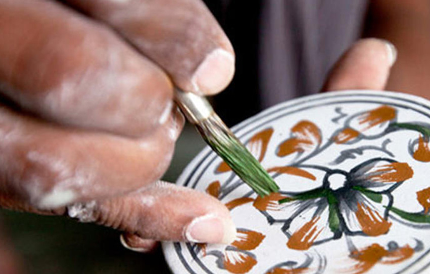 La-fabrication-de-la-poterie-bleue