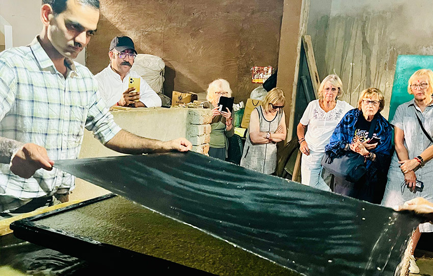 elephant-poo-paper-making