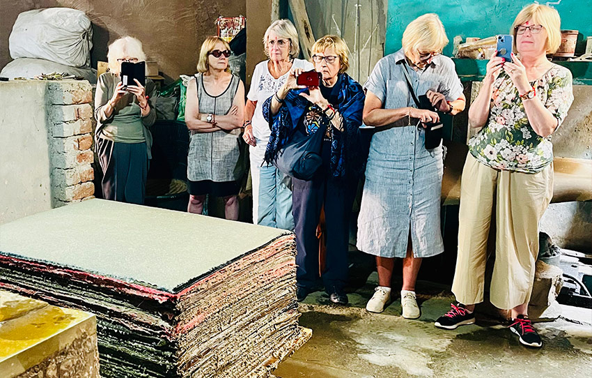 elephant-poo-paper-making