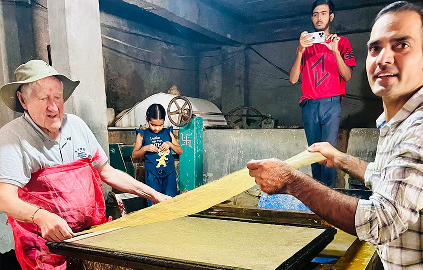 elephant-poo-paper-making