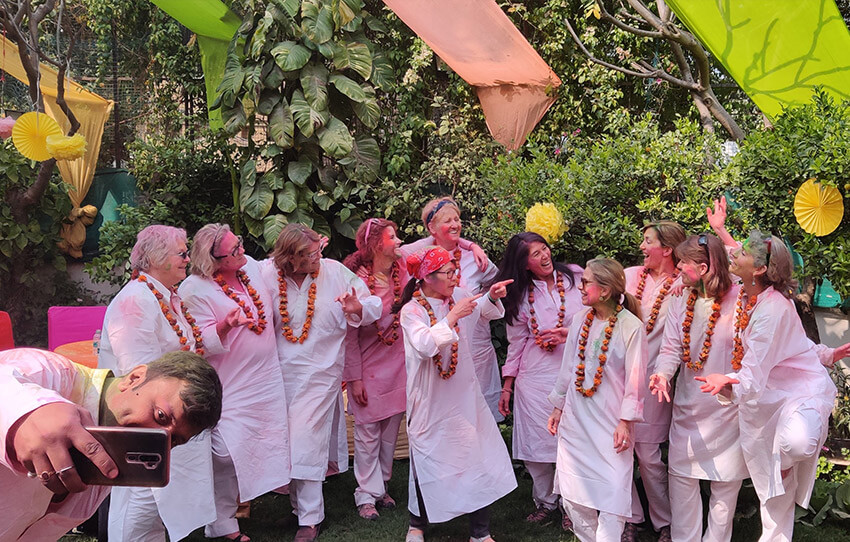holi-celebration-avec-une-famille-locale