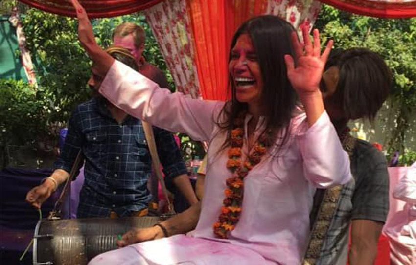 holi-celebration-avec-une-famille-locale