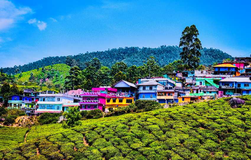 pedaler-a-travers-le-village-de-Letchmi