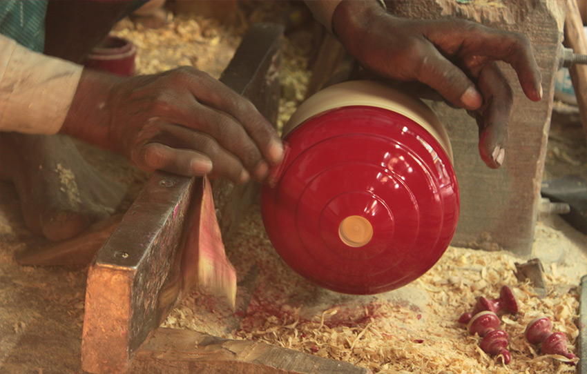 sentier-textile-dans-la-ville-sainte-de-varanasi