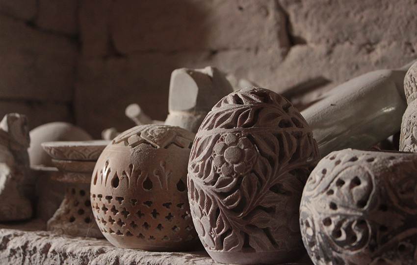 sentier-textile-dans-la-ville-sainte-de-varanasi