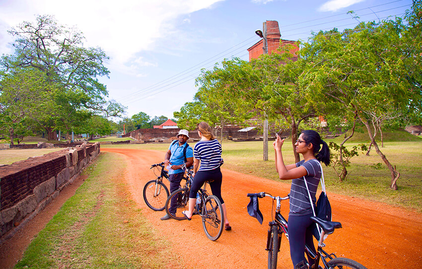 anuradhapura-cycle-a-travers-unesco-avec-un-guide-local
