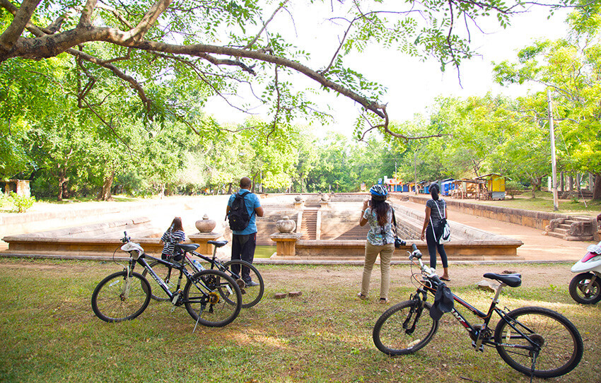anuradhapura-cycle-a-travers-unesco-avec-un-guide-local