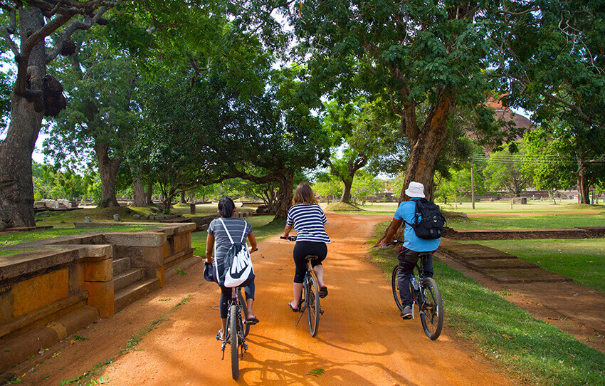 anuradhapura-cycle-a-travers-unesco-avec-un-guide-local