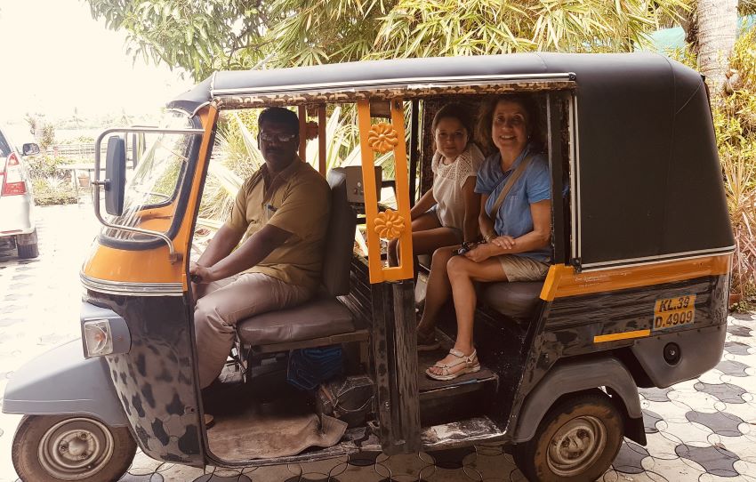 village-rubble-village-tuk-tuk-peche-lunch