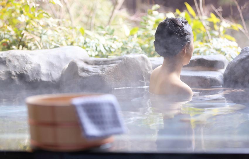 bain-de-pierres-chaudes-trempage-dans-de-leau-medicinale