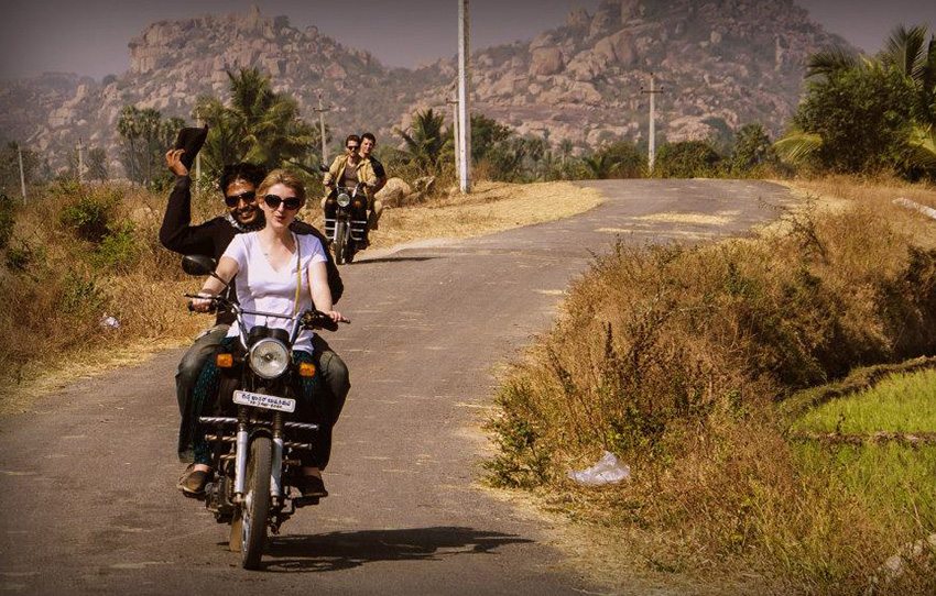 circuit-paysage-mythique-levee-du-soleil-randonnee-coracle-bateau-moped-ride