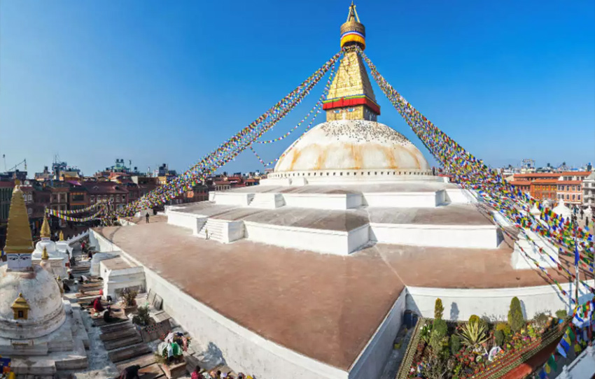 tour-de-boudnath-stupa-avec-monk