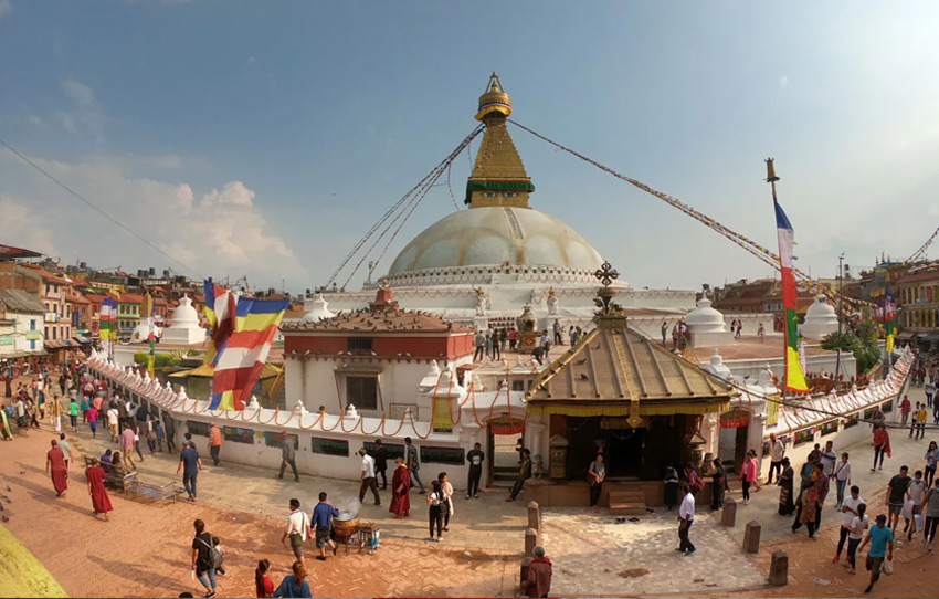 tour-de-boudnath-stupa-avec-monk