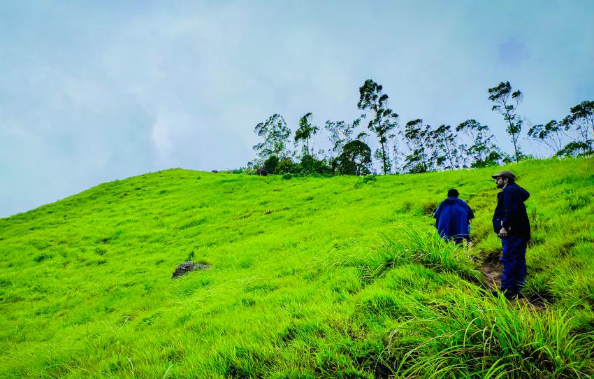 pedaler-a-travers-le-village-de-Letchmi